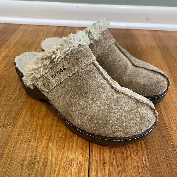Crocs Cobbler Suede Mules Clogs Faux Fur Lined Womens 8 Brown Slip On 2.5" - Picture 1 of 10